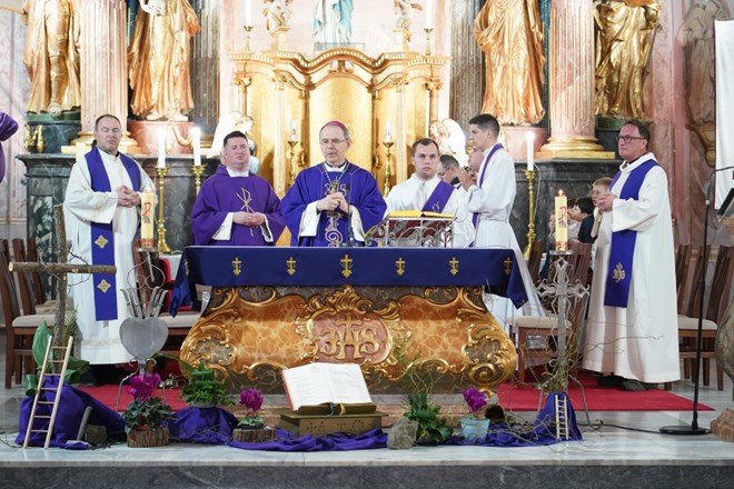 ​Mons. Bože Radoš predvodio misu na kraju dvodnevnog križnog puta mladih Varaždinske biskupije u Kotoribi